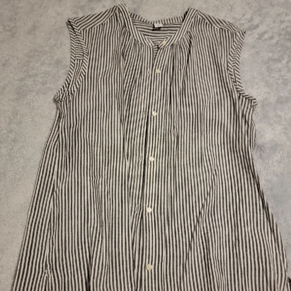 Old Navy sleeveless shirt